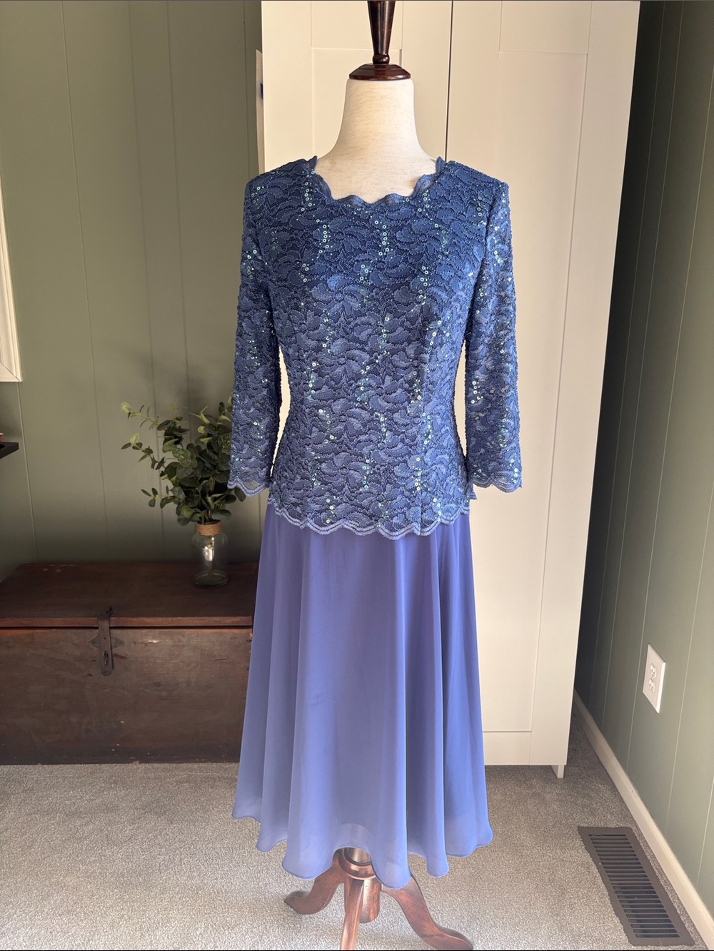 Beautiful Alex Evenings Wedgewood Blue Lace & Sequin Chiffon Gown Sz 10 EUC!